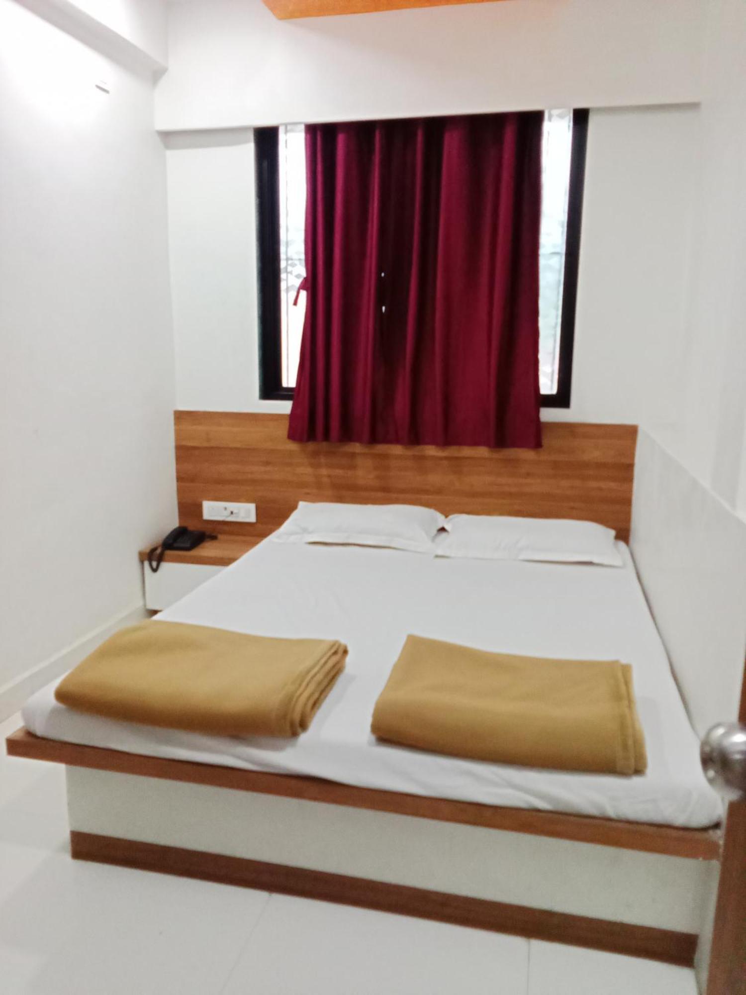 Hotel Shreejay Mahad Экстерьер фото