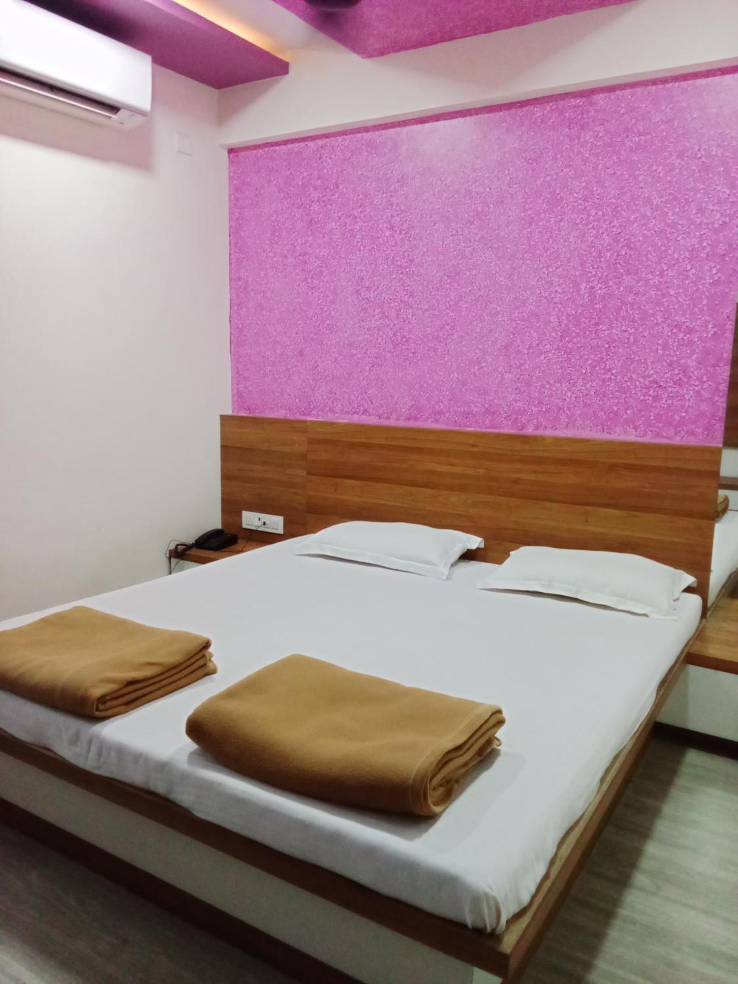 Hotel Shreejay Mahad Экстерьер фото